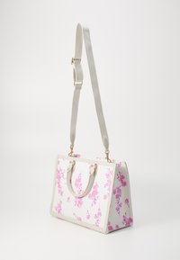 Borsa a mano bianca con motivo floreale rosa, forma rettangolare, doppio manico, tracolla grigia regolabile e dettagli hardware in oro rosa.