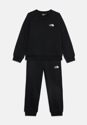 Sort langærmet sweatshirt- og buksetrøjesæt med The North Face-logoer på brystet og venstre lår, vist fladt på hvid baggrund.