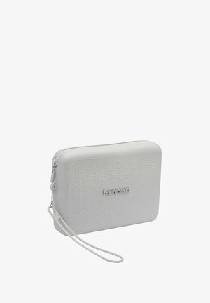 Pochette rettangolare bianca con zip, realizzata in materiale testurizzato, dotata di una strappo e logo in rilievo sul davanti. Design compatto e minimalista.