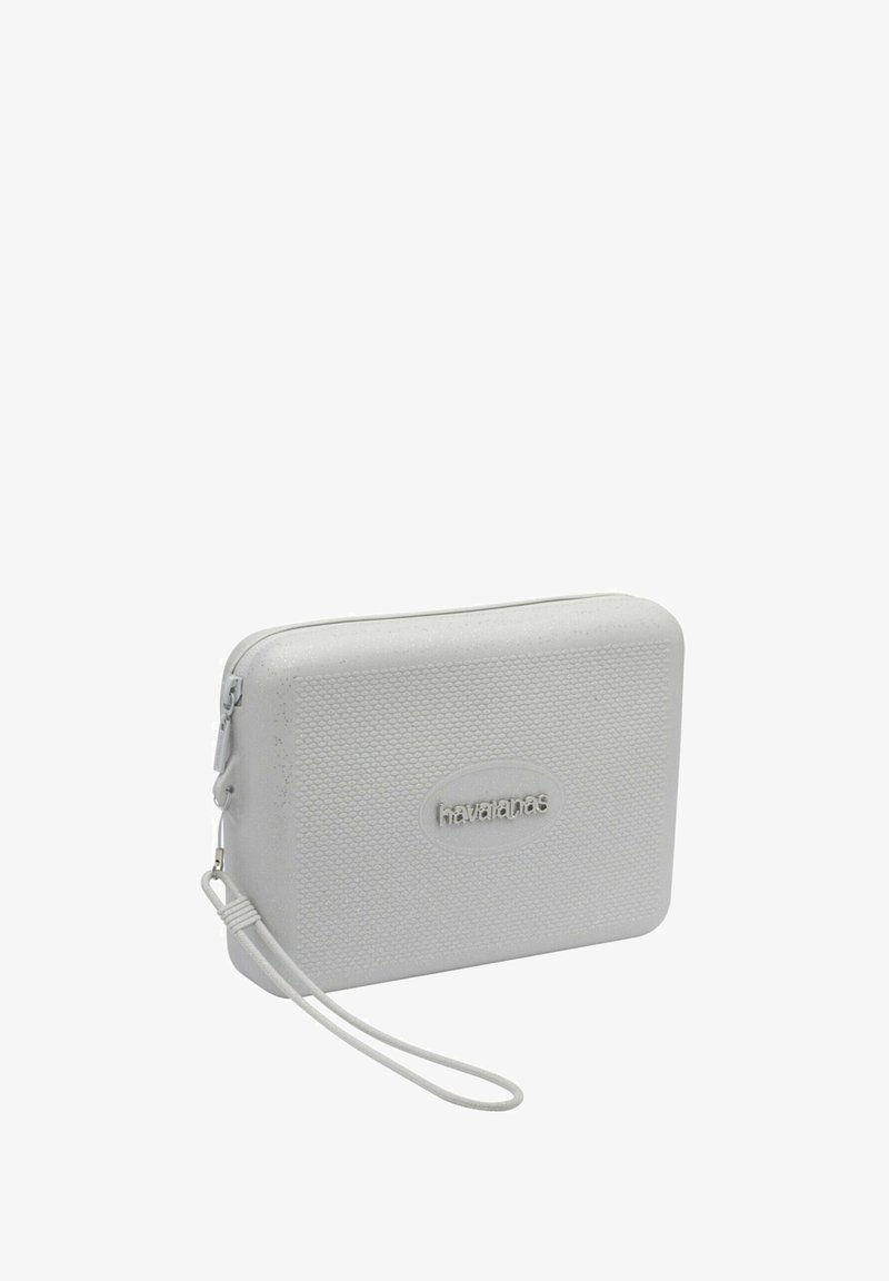 Pochette rettangolare bianca con zip, realizzata in materiale testurizzato, dotata di una strappo e logo in rilievo sul davanti. Design compatto e minimalista.