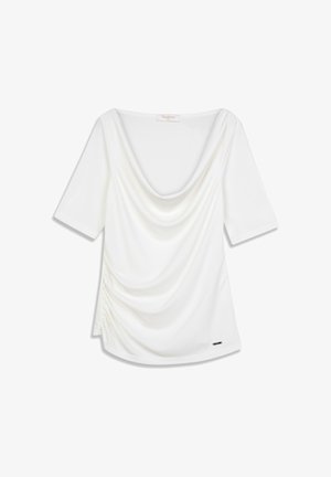 Haut blanc à manches courtes avec un décolleté drapé et des fronces sur le côté. Tissu lisse avec un léger éclat, orné d'un petit logo.