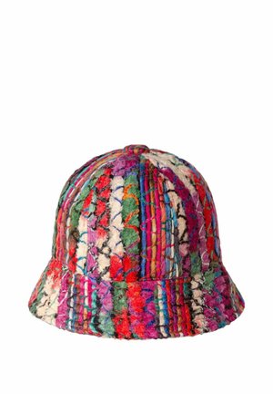 Cappello a secchiello in lana multicolore con motivo a righe testurizzato in tonalità di rosso, viola, verde, blu e beige su sfondo bianco.