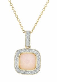 Ogrlica iz zlatne verige z obeskom iz kvadratnega rožnatega dragulja, obkroženega z majhnimi belimi diamanti, na belem ozadju.