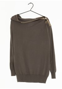 Brauner Strickpullover mit Kapuze und teilweiser Reißverschlussöffnung an einer Schulter, mit gerippten Bündchen und Saum. Glatte Textur.