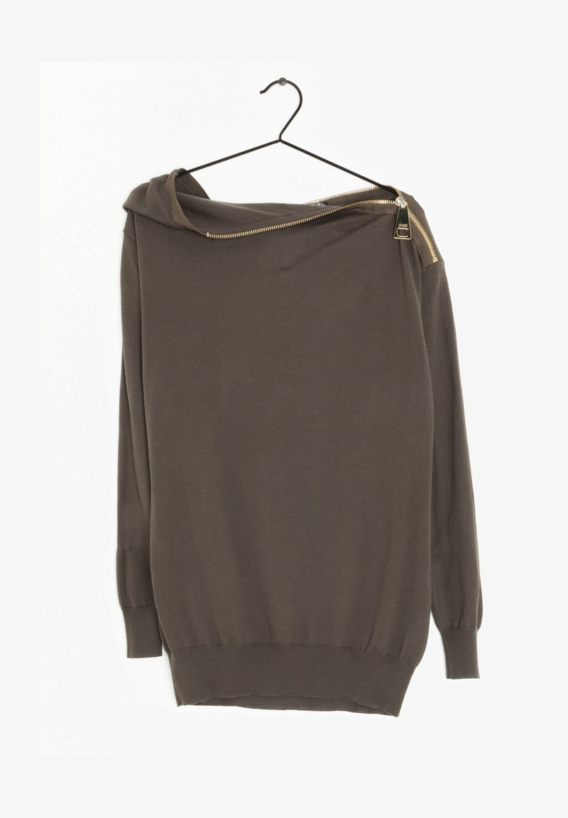 Brauner Strickpullover mit Kapuze und teilweiser Reißverschlussöffnung an einer Schulter, mit gerippten Bündchen und Saum. Glatte Textur.