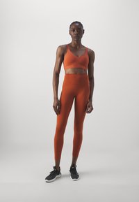 Nike Performance INDY BRA - Sportski grudnjak sa srednje jakom potporom - burnt sunrise