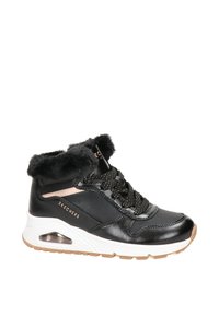 Baskets montantes Skechers noires avec doublure en fourrure, semelle épaisse blanche, coussin d'air, lacets noirs et semelle extérieure beige sur fond blanc.