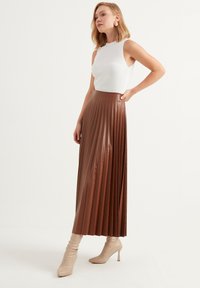 Herita Plooirok - camel brown