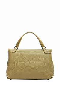 Borsa a mano in pelle gialla con finitura strutturata, manico corto e accessori metallici decorativi sui lati. Design semplice senza loghi visibili.