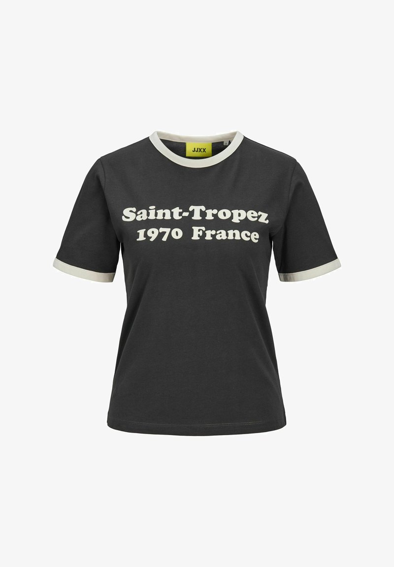 Mustmust kangas T-särk, millel on valge tekst "Saint-Tropez 1970 Prantsusmaa", ja kontrastne kreemivärvi krae ning varrukad. Lühikeste varrukate disain.