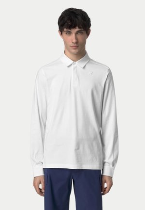 Polo shirt bianco a maniche lunghe con colletto, patta con bottoni e piccolo logo sul petto. Tessuto morbido e fit rilassato.