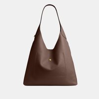Sac à bandoulière en cuir marron avec une sangle unique, poche avant soulignée par des coutures et petit bouton doré central.