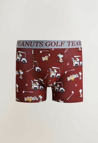 Boxershorts i bordeauxfärgat tyg med ett golfmotiv som inkluderar tecknade figurer och golfbilar. Grå midjeresår med texten "PEANUTS GOLF TEAM".