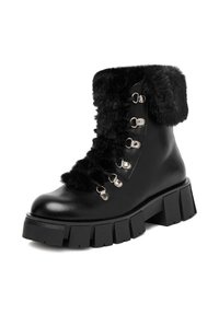 Černé kožené kotníkové boty s umělou kožešinou na okraji, šněrováním na přední straně, stříbrnými detaily a chunky gumovou podrážkou. Obsahují texturované detaily po stranách.