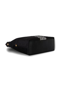 Sac noir avec un motif géométrique en gris et blanc, fabriqué en nylon avec une base en cuir lisse et des accents en métal doré.