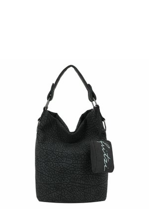 Zwarte textuurbuideltas met een enkele schouderriem en een bevestigd zwart label met cursief wit tekst.