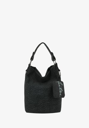 Schwarze strukturierte Bucket-Tasche mit einem einzelnen Schulterriemen und einem schwarzen Anhänger mit weißem, kursivem Schriftzug.