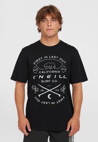 Sort kortærmet T-shirt med hvid grafisk print af en bjørn, palmer og krydsede surfbrætter. Fremstillet af bomuldsmateriale med en afslappet pasform.