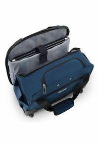 Sac de voyage bleu marine avec un grand compartiment zippé, une poche intérieure rembourrée pour ordinateur portable, et deux poignées de transport. Extérieur texturé.