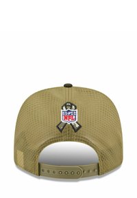 Grüne Mesh Snapback-Kappe mit einem NFL-Logo-Patch und einem Banddesign auf der Rückseite. Verstellbarer Riemen für einen sicheren Sitz. Texturierte Oberfläche.