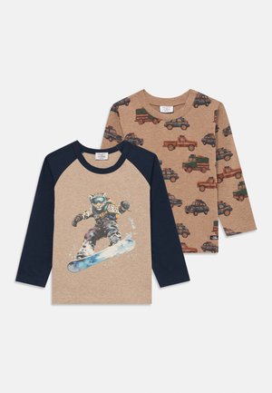 Zwei Langarmshirts: eines mit einem Snowboardtier-Graphic und das andere beige mit Fahrzeugmustern. Aus Baumwolle, lockere Passform.