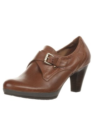 Chaussure à talon pour femme en cuir marron avec une bride latérale à boucle et un talon bloc empilé sur fond blanc.
