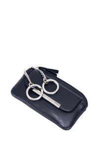 Molden usnjen denarnica z zapiranjem na zadrgo, ki vsebuje verigo z dvema srebrnima ključeva in teksturirano površino. Ozek, pravokoten dizajn.