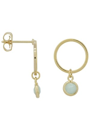 Złote kolczyki koła z małymi okrągłymi zawieszkami z jasnoniebieskim kamieniem wiszącymi na każdym kole.