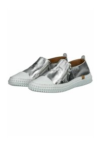 Scarpe slip-on metalliche argento con punte e suole in gomma bianca. Presentano cerniere laterali e cuciture texture lungo la suola.