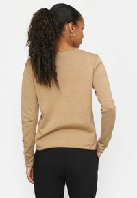 Soft Rebels O-NECK ROLL EDGE - Neule -   tigers eye melange