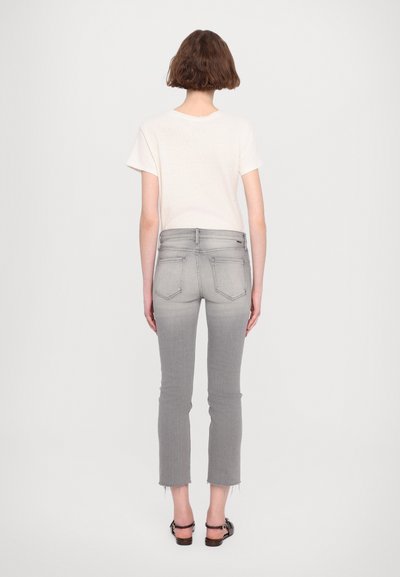 Mother THE RASCAL ANKLE FRAY - Karcsúsított farmerek - grey denim