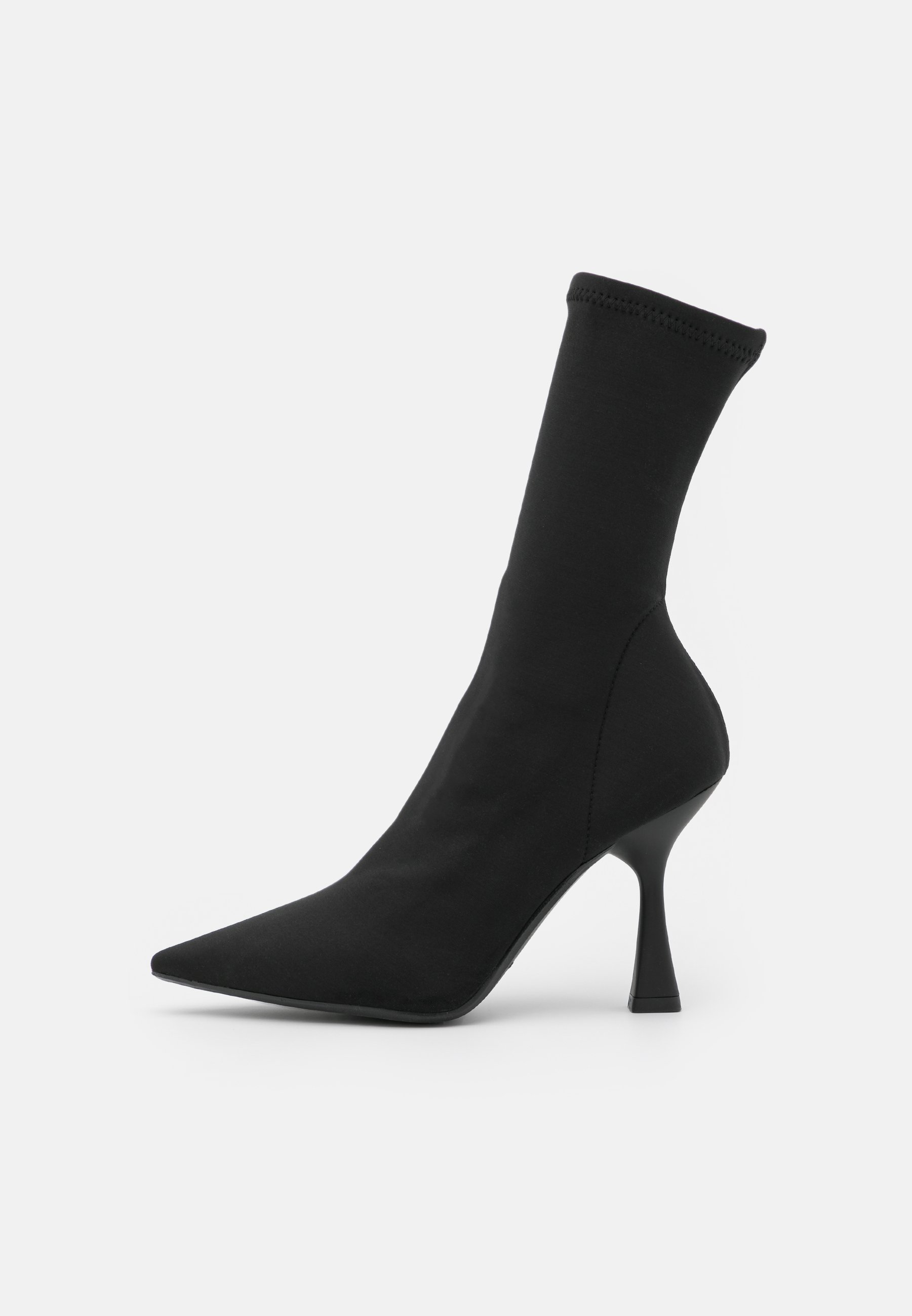 Stivaletto nero con tacco a spillo