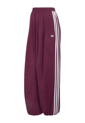 Pantalones deportivos Adidas de pierna ancha en color púrpura, con cintura y puños elásticos, detalles de tres franjas blancas a lo largo de los costados y un pequeño logo en el muslo.