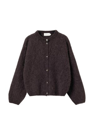 Cardigan tricotat maro închis, pufos, cu mâneci lungi și cinci nasturi în față, pe un fundal alb simplu.