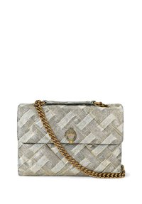 Borsa a mano in argento metallico intrecciato con tracolla in catena dorata, caratterizzata da un motivo decorativo in forma di mano e chiusura a patta. Motivo testurizzato su tutta la superficie.