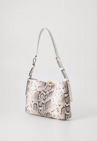 Sac à main en motif python dans des tons beiges et gris, avec un fermoir doré et une bandoulière gris clair avec matériel réglable.