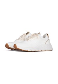 Zapatillas de punto blancas con superficie texturizada, con cordones acentuados en dorado y suela de goma beige. Diseño aerodinámico para comodidad y movilidad.