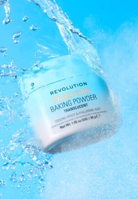 Gjennomsiktig bakepulverbeholder med gradient blå og hvit design, med svart tekst og vanndråper mot en blå bakgrunn.