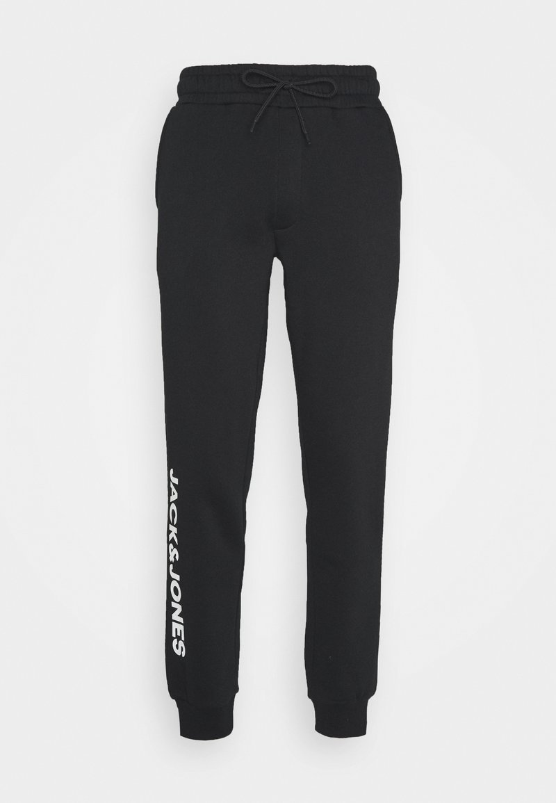 Schwarze Sweatpants aus weichem Material, mit einem verstellbaren Kordelzugbund und elastischen Bündchen. Auf dem linken Bein steht der Text „JACK & JONES“ in Weiß.