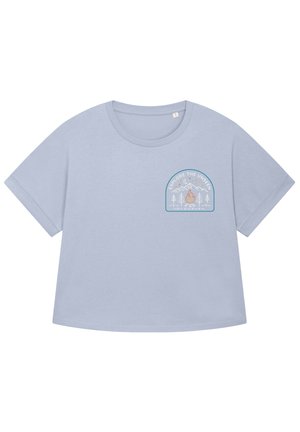 Lichtblauw t-shirt met korte mouwen, ronde hals en een gedrukt ontwerp met bomen, bergen en een vlamembleem op de borst.
