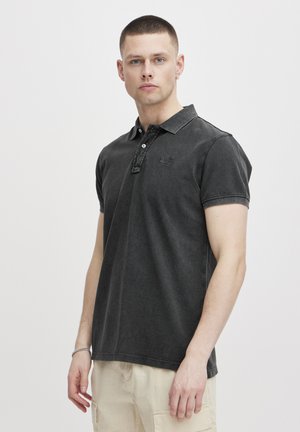 Mørk grå polo shirt med korte ærmer, krave og to-knap lukning. Har logo på venstre bryst og kontrastsy detaljer.
