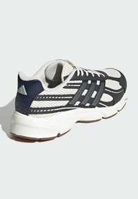 Mriežkové tenisky s bielym a námorníckym dizajnom, textúrovaným zvrškom s čiernymi akcentmi, šnúrkovým zapínaním a polstrovanou bielou podrážkou s gumovým gripom.