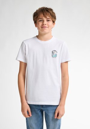 Hvid bomulds T-shirt med korte ærmer, rund hals, med et lille farverigt grafisk motiv af palmer og sol på venstre bryst.