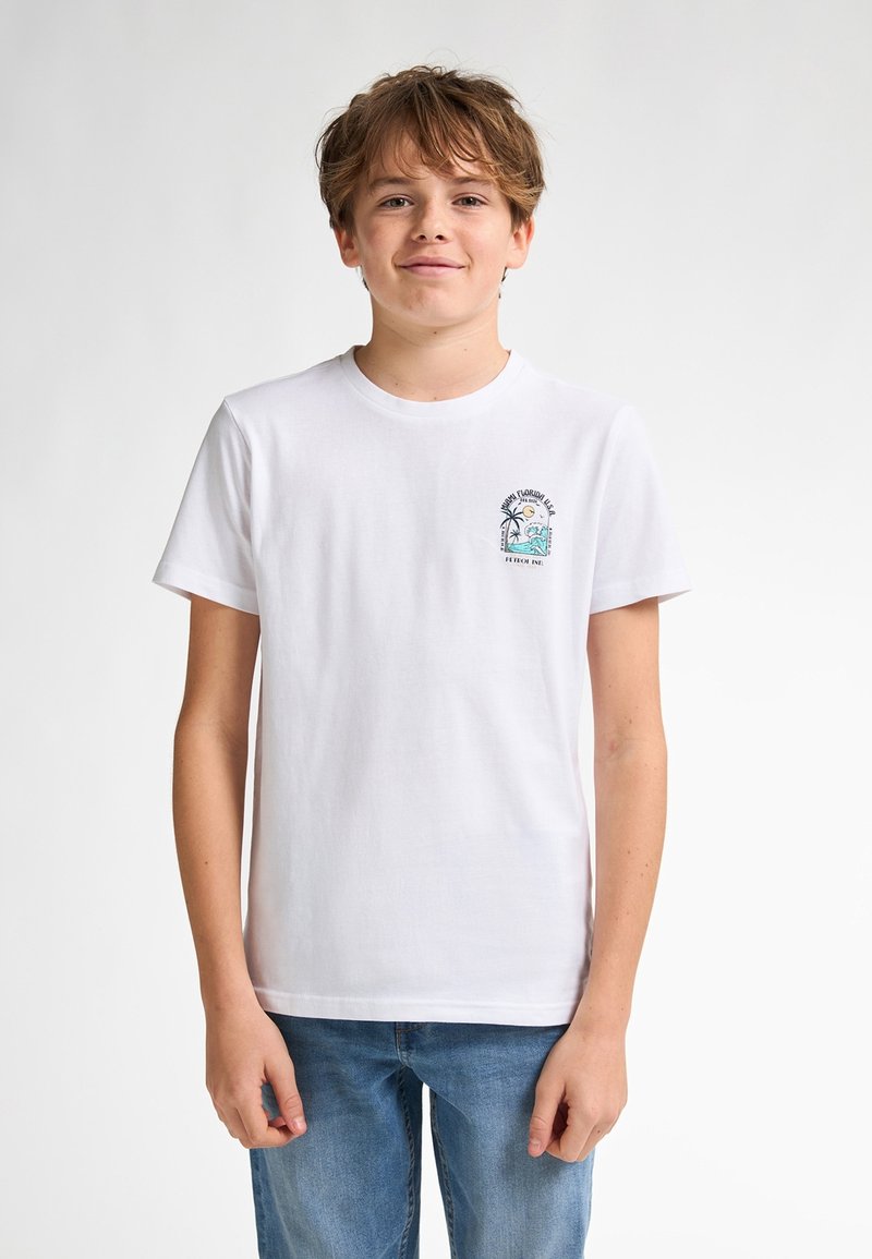 Hvid bomulds T-shirt med korte ærmer, rund hals, med et lille farverigt grafisk motiv af palmer og sol på venstre bryst.
