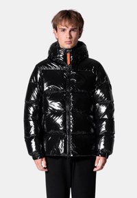 Doudoune noire avec finition brillante, devant zippé, col montant et accents orange. Présente des sections rembourrées et des poignets élastiques.