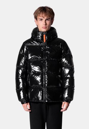 Doudoune noire avec finition brillante, devant zippé, col montant et accents orange. Présente des sections rembourrées et des poignets élastiques.