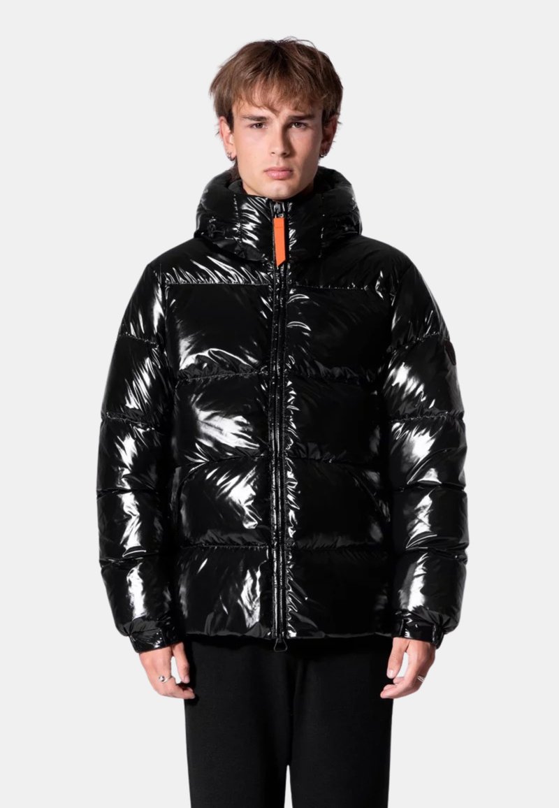 Doudoune noire avec finition brillante, devant zippé, col montant et accents orange. Présente des sections rembourrées et des poignets élastiques.