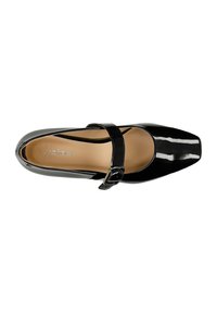 Schwarze Lackleder-Mary-Jane-Schuhe mit eckiger Spitze, verstellbarem Riemen und glatter Innenausstattung. Einfache Hardware-Akzente.