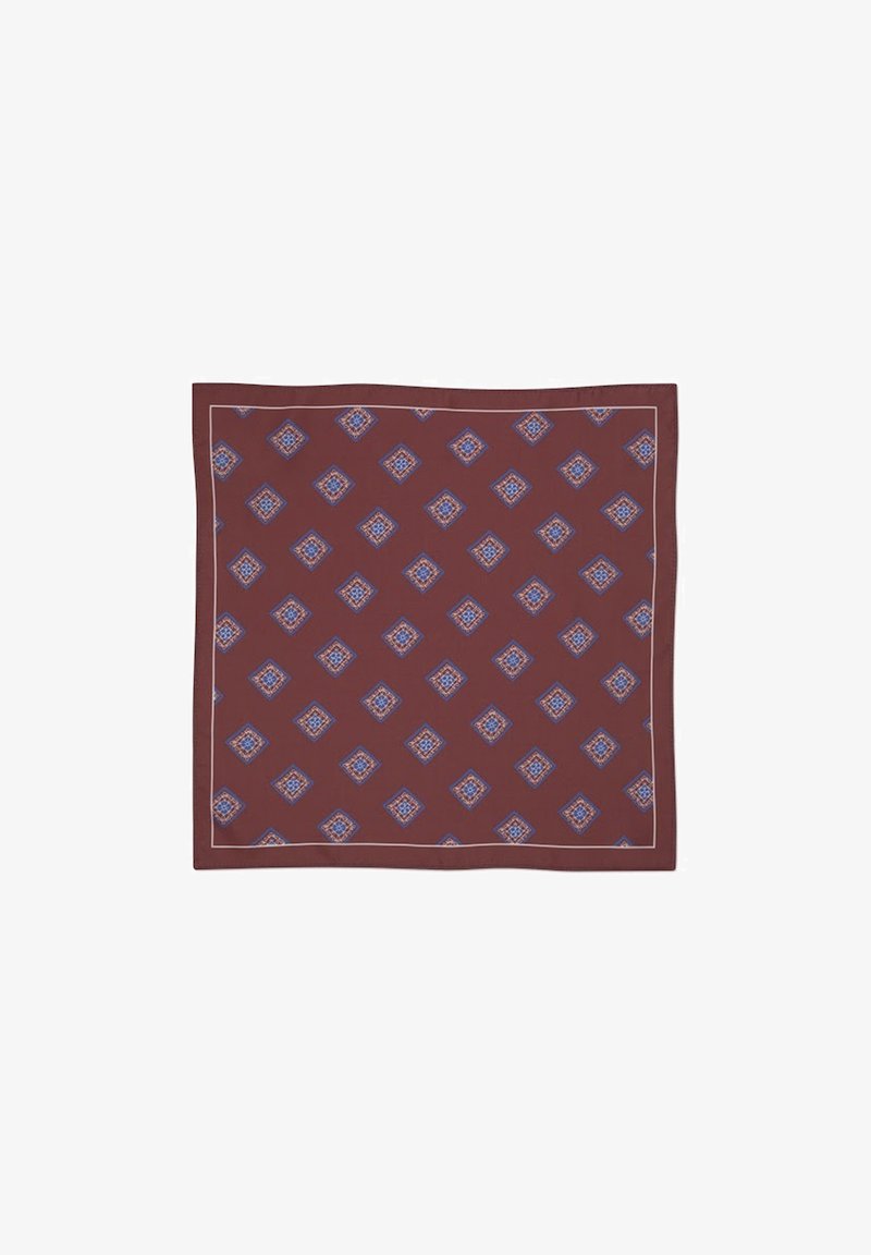 Jedwabny szalik w kolorze burgundowym z diamentowym wzorem w odcieniach niebieskiego i kremowego. Wykończony białą bordiurą, o gładkiej, miękkiej fakturze.