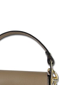 Beige leren handtas met een gestructureerd oppervlak, korte hengsels en gouden hardware-accenten. Zwarte rand omlijnt de bovenrand.